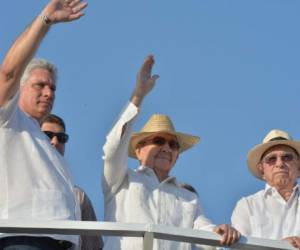 Raúl Castro (al centro) junto a los vicepresidentes Miguel Díaz Canel (izquierda) José Ramón Machado Venturas. Canel se perfila como el sucesor de los Castro al frente del régimen cubano.
