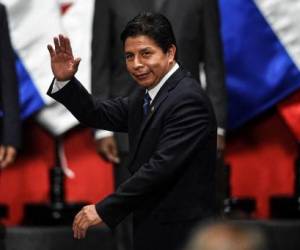 Caos político en Perú por la disolución del Congreso y renuncia de ministros