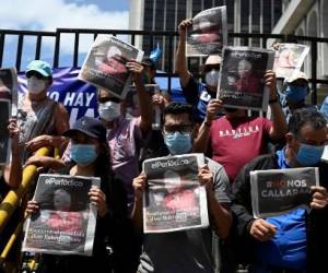Periodistas guatemaltecos protestan contra el arresto de José Rubén Zamora, presidente del diario El Periódico, frente al Palacio de Justicia de Ciudad de Guatemala, el 30 de julio de 2022. (Foto de Johan ORDONEZ / AFP)