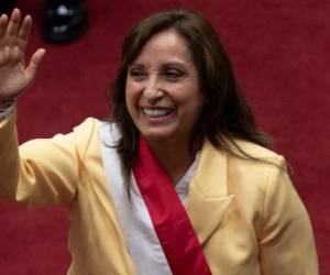Vicepresidenta Dina Boluarte asume el mando en Perú