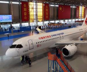 <i>El primer avión comercial de diseño chino, el C919, realizó el domingo su vuelo comercial inaugural, un punto de inflexión para el sector chino del transporte aéreo que desea rivalizar desde hace tiempo con sus competidores occidentales. FOTO CNS / AFP</i>