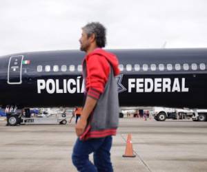 Un grupo de 110 hondureños detenidos en México, donde ingresaron como parte de una caravana migratoria con destino a Estados Unidos, regresaron deportados este martes a su país, informó el gobierno de Honduras. Foto Presidencia Honduras