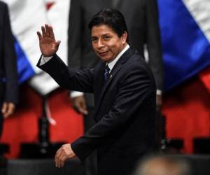 Caos político en Perú por la disolución del Congreso y renuncia de ministros