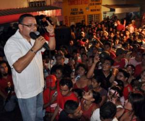 Foto de archivo de 2009, año en el que Mauricio Funes fue electo presidente bajo la bandera del FMLN.
