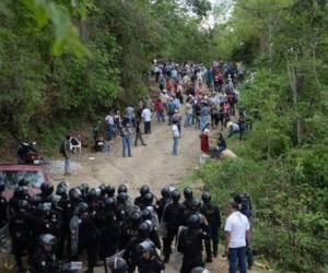 Un cordón policial bloquea el 23 de mayo una protestesta campesina en Guatemala contra la explotación minera. (Foto: AFP)