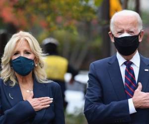 El presidente electo de EE. UU. Joe Biden y su esposa Jill Biden presentan sus respetos durante una parada del Día de los Veteranos en el Parque Conmemorativo de la Guerra de Corea en Filadelfia, Pensilvania, el 11 de noviembre de 2020. - Los líderes de aliados cercanos de EE. UU. El 10 de noviembre de 2020 telefonearon al presidente- eligieron a Joe Biden y se comprometieron a trabajar juntos, pero en una ruptura extraordinaria, el principal diplomático de Estados Unidos, Mike Pompeo, insistió en que Donald Trump permanecería en el poder. El equipo de transición dijo que Biden planeaba trabajar con los europeos en la lucha contra la pandemia de Covid-19 y el cambio climático, una de las muchas áreas en las que Trump difería marcadamente de los aliados. (Foto de Angela Weiss / AFP)