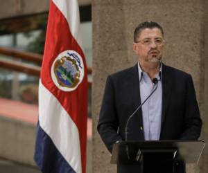 Presidente de Costa Rica ordena continuar con demanda contra Panamá ante OMC