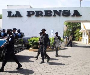 Periodistas y personal de diario La Prensa abandonan Nicaragua denunciando persecución