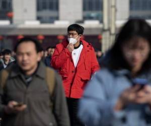 Passengers arrive at the train station in Hanzhong, a mountainous region of Shaanxi province on January 20, 2020, ahead of the Lunar New Year. - A mysterious SARS-like virus has killed a third person and spread around China -- including to Beijing -- authorities said on January 20, fuelling fears of a major outbreak as millions begin travelling for the Lunar New Year in humanity's biggest migration. (Photo by NOEL CELIS / AFP)