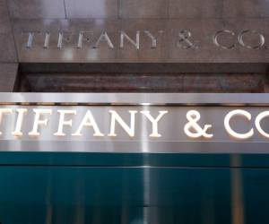 Neoyorquinos y turistas podrán pasear de nuevo entre los anillos y diamantes de la joyería Tiffany en su mítica tienda de la Quinta Avenida, un paso que refleja el impulso dado por su nuevo propietario, el gigante francés del lujo LVMH.