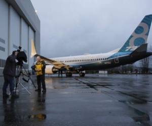 Boeing retrasó oficialmente el martes el posible retorno a los cielos de sus 737 MAX al indicar que no espera tener las necesarias autorizaciones antes de mediados de año.