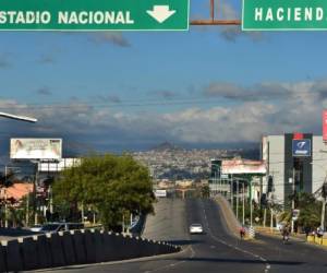 Picture of Central America Avenue in Tegucigalpa, seen almost empty due to precautionary measures taken against the spread of the new coronavirus, COVID-19, on March 16, 2020 - Quarantine, schools, shops and borders closed, gatherings banned, are the main measures being taken in many countries across the world to fight the spread of the novel coronavirus. (Photo by Orlando SIERRA / AFP)