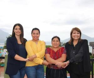El proyecto “Atitlán Recicla” nació en el año 2017 por iniciativa de las lideresas de la cuenca del Lago de Atitlán, CBC y la Fundación Amigos del Lago. De izquierda a derecha: Anna D’Apolito, directora de Asociación Amigas del Lago de Atitlán; Darlyn Salguero, gerente de Cooperativa Atitlán Recicla; Cindy Dionicio, presidenta de Cooperativa Atitlán Recicla y Rosa María de Frade, directora de Asuntos Corporativos de CBC.