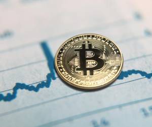 Precio del bitcoin se desploma y toca la banda de los US$25.400