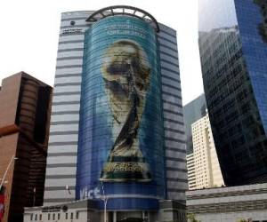 Una imagen del trofeo de la Copa Mundial de la FIFA 2022 adorna un edificio en la capital de Qatar, Doha, el 16 de agosto de 2022.Mustafa ABUMUNES / AFP