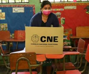 A woman cast her vote at a polling station during general elections, in Catacamas minicipality, Olancho department, Honduras, on November 28, 2021. (Photo by Orlando SIERRA / AFP)