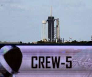 CABO CAÑAVERAL, FLORIDA - 4 DE OCTUBRE: El cohete Falcon 9 de SpaceX con la nave espacial Dragon encima se ve mientras Space X y la NASA se preparan para el lanzamiento de la misión Crew-5, el 4 de octubre de 2022 en Cabo Cañaveral, Florida. El lanzamiento de Crew-5 está programado para el miércoles 5 de octubre y llevará una tripulación de cuatro personas a la Estación Espacial Internacional. Kevin Dietsch/Getty Images/AFP (Foto de Kevin Dietsch/GETTY IMAGES NORTH AMERICA/Getty Images vía AFP)