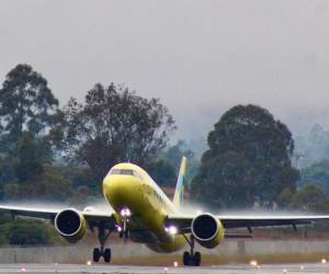 La aerolínea colombiana Viva Air suspende sus operaciones