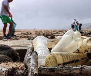 Costa Rica prohíbe bolsas y pajillas plásticas y limita las botellas