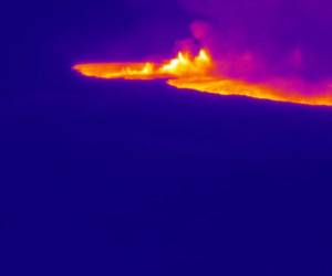 El volcán más grande del mundo entra en erupción en Hawái