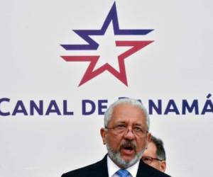 Ricaurte Vásquez asume como administrador del Canal de Panamá por un período de siete años.