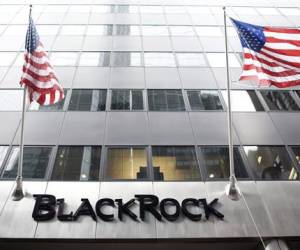 Fotografía de archivo en la que se registró el frontispicio de la sede principal de BlackRock, la mayor gestora de activos del mundo, en Nueva York (NY, EE.UU.). EPA/Justin Lane
