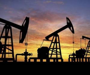 Petróleo recupera terreno entre preocupaciones sobre oferta y temores de recesión