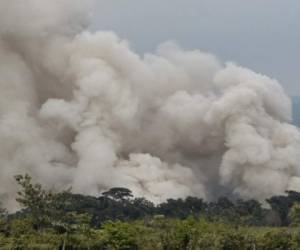 A new smoke column billows from the lower part of the Fuego Volcano forcing rescue operations to be suspended and the evacuation of everyone in the village of San Miguel Los Lotes, in Escuintla Department, about 35 km southwest of Guatemala City, on June 5, 2018. Rescue workers search more bodies from under the dust and rubble left by an explosive eruption of Guatemala's Fuego volcano, bringing the death toll to at least 69. / AFP PHOTO / Johan ORDONEZ