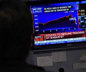 Wall Street abrió con fuertes pérdidas este lunes, en sintonía con la tendencia mundial de incertidumbre por la expansión del nuevo coronavirus y el derrumbe del petróleo, por lo que poco después del inicio de la sesión los intercambios fueron suspendidos por 15 minutos. Foto TIMOTHY A. CLARY / AFP