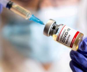 Autorizan vacuna de refuerzo contra ómicron