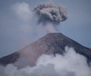 Volcán de Fuego de Guatemala incrementa su actividad y podría provocar flujo de lava