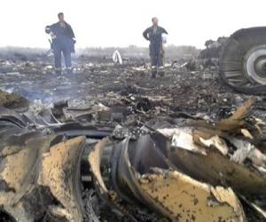 Restos del avión esparcidosen la región de Donetsk donde fue alcanzado por un misil. (Foto Reuters, difundida por Infobae)