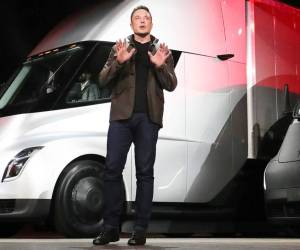 Tesla entrega su primer camión eléctrico, el Semi