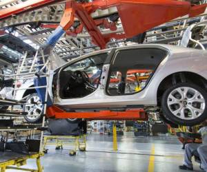 Fed: Sector automotriz impulsa producción industrial de EEUU en julio