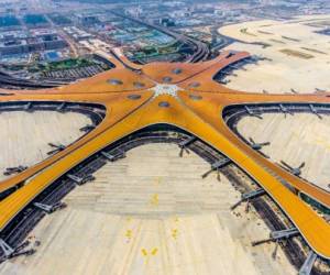 Con siete pistas y una terminal en forma de estrella que ocupa el tamaño de casi cien campos de fútbol, el aeropuerto de Daxing abrirá sus puertas oficialmente para el 70º aniversario de China.