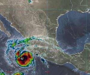 Sube a categoría 3 el huracán Roslyn rumbo a costa pacífica de México