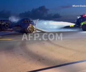 Un avión de pasajeros se incendia al aterrizar en Miami