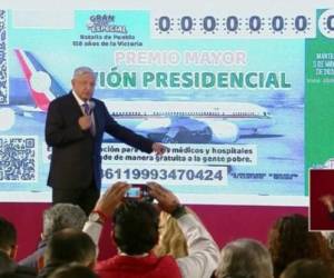 El presidente de México, Andrés Manuel López Obrador, insistió este martes en su polémica propuesta de rifar el lujoso avión presidencial del país si no aparece un comprador en los próximos días y presentó el boleto con el que se sortearía la aeronave.