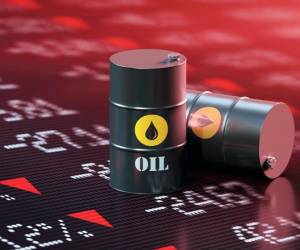 Fitch: Recortes de producción de la OPEP+ podrían provocar un déficit del mercado