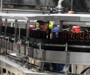 Cervecería Nacional y Bavaria firman convenio para enfrentar escasez de vidrio