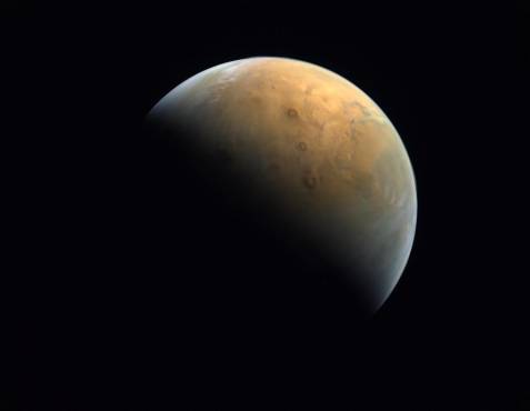 <i>Una imagen del folleto proporcionada el 14 de febrero de 2021 por la Agencia Espacial de los Emiratos Árabes Unidos (UAESA) tomada por Emirates eXploration Imager (EXI) después de Mars Orbit Insertion (MOI) a bordo de la Primera Misión a Marte de los Emiratos (EMM) desde una altitud de 24,700 km sobre la superficie marciana muestra el Olympus Mons, el volcán más alto de Marte, y Tharsis Montes, tres volcanes llamados (de arriba a abajo) Ascraeus Mons, Pavonis Mons y Arsia Mons.</i>
