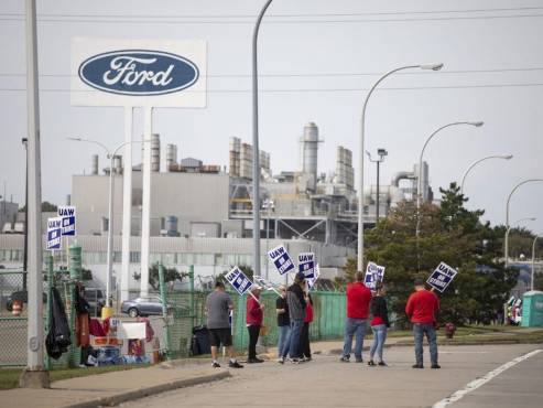 <i>WAYNE, MICHIGAN - 16 DE SEPTIEMBRE: Miembros de United Auto Workers hacen huelga en la planta de ensamblaje de Ford Michigan el 16 de septiembre de 2023 en Wayne, Michigan. Esta es la primera vez en la historia que el UAW ataca a los tres grandes fabricantes de automóviles, Ford, General Motors y Stellantis, al mismo tiempo. FOTO Bill Pugliano/Getty Images</i>