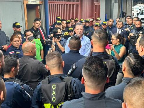 Presidente de Costa Rica congela reducción de días libres para policías tras protestas