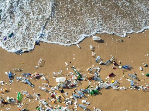 Informe: Existe menos contaminación plástica en el mar, pero es más duradera