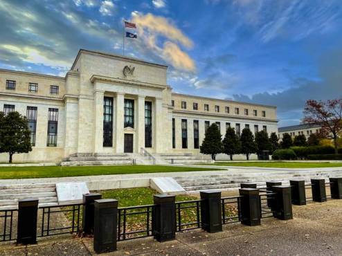 La Fed se apresta a retomar alzas de tasas