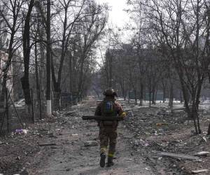 Un soldado de Ucrania camina en Mariupol, el 12 de marzo de 2022. (AP Photo/Evgeniy Maloletka)