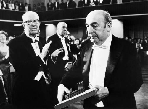 <i>El escritor, poeta, diplomático y Premio Nobel de Literatura chileno Pablo Neruda (R) recibe el Premio Nobel de Literatura el 10 de diciembre de 1971 en Estocolmo. (Foto de PRESSENS BILD / AFP)</i>