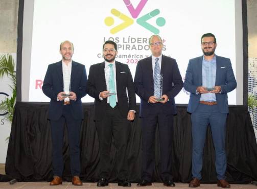 <i>Parte de los 50 líderes de Centroamérica y el Caribe que fueron galardonados en los Awards of Happiness en Costa Rica, en enero de 2023.</i>