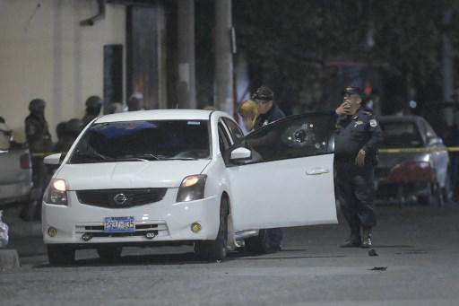 La policía investiga la escena del crimen donde supuestos pandilleros habrían asesinado a un individuo en Colón, La Libertad, este 26 de marzo. (Photo by MARVIN RECINOS / AFP)