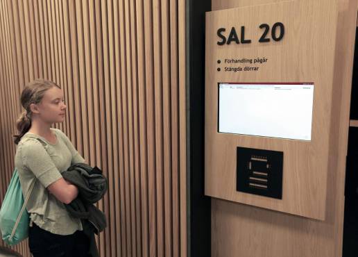 <i>La activista climática sueca Greta Thunberg, acusada después de una acción climática en el barrio de Norra hamnen en Malmo, espera el inicio de su juicio en el Tribunal de Distrito de Malmo, Suecia, el 24 de julio de 2023. (Foto de Andreas HILLERGREN / Agencia de noticias TT / AFP) / Suecia FUERA</i>